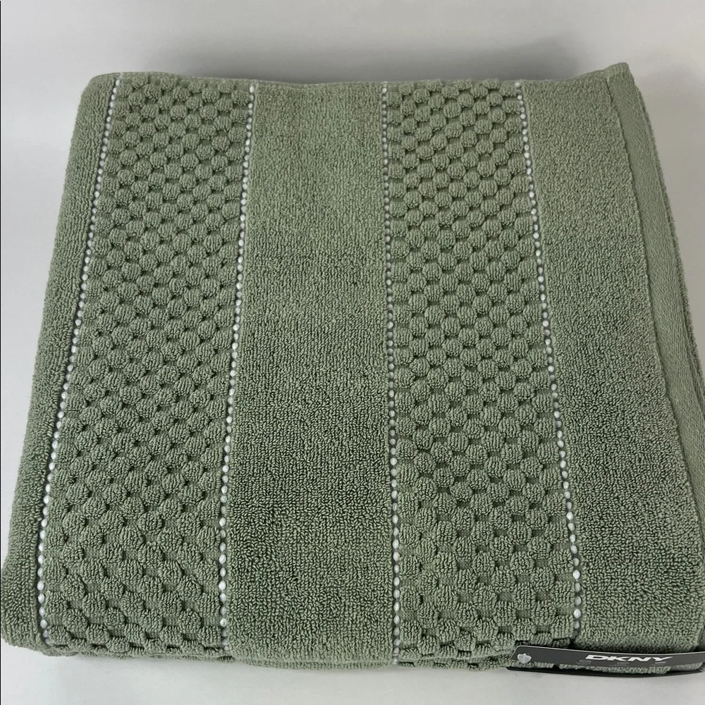 DKNY Bath Towels Green White Stripe Luxury Plush Cotton Quick Dry Set of 2 NEW